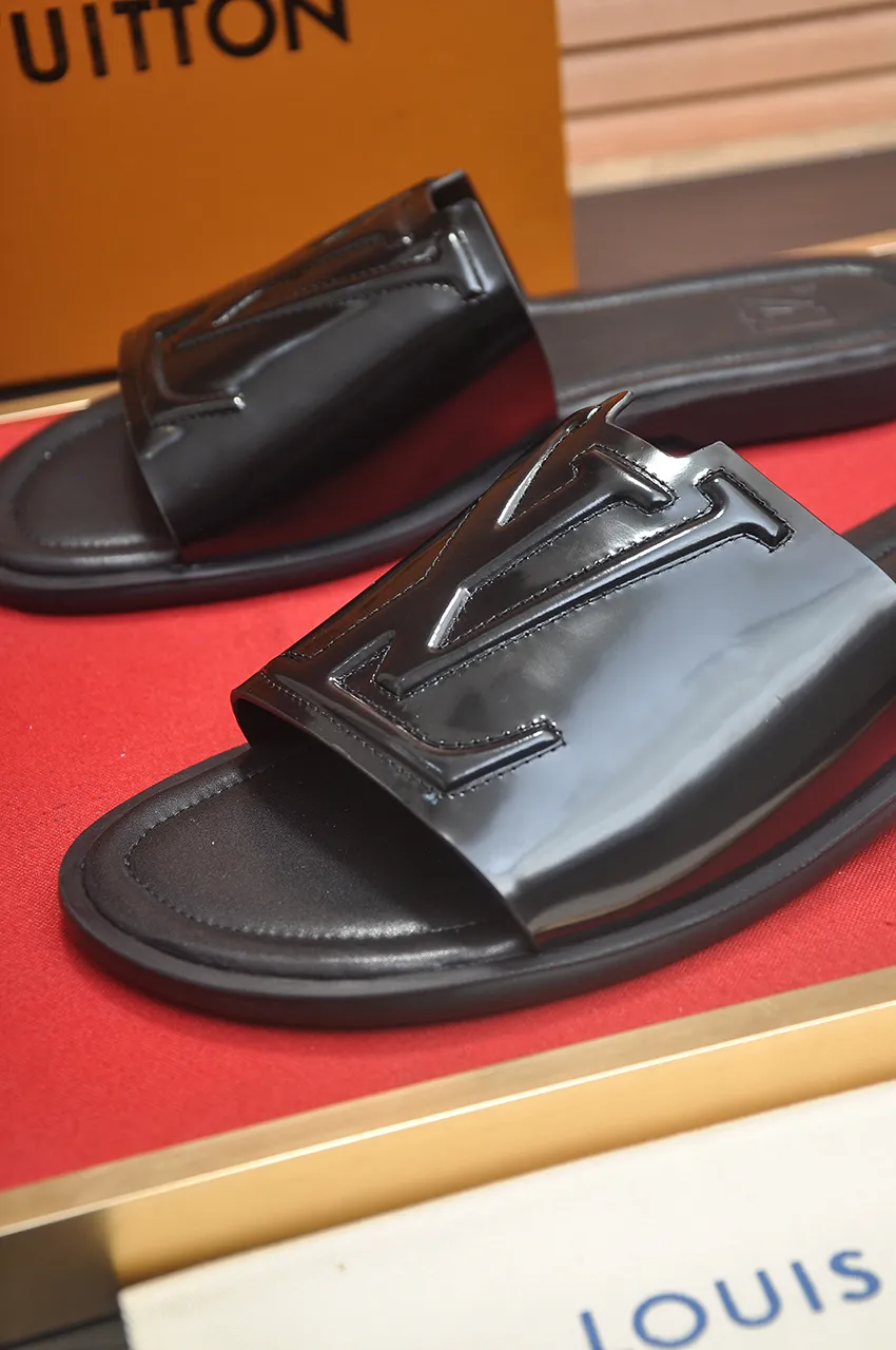 Men's shoes 💰360💶 [Louis Vuitton LV slippers] (high-end cowhide) counter 1:1 fashion style, a must-have for summer! The designer used LV’s iconic outsole. The original simple slippers instantly become fashionable! The upper is made of flexible special cowhide leather straps alternately, and the workmanship is exquisite! A must-have for stylish men in summer, size 38-46 (45 46 customized)